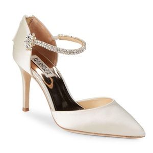 Badgley Mischka ivory stain pumps